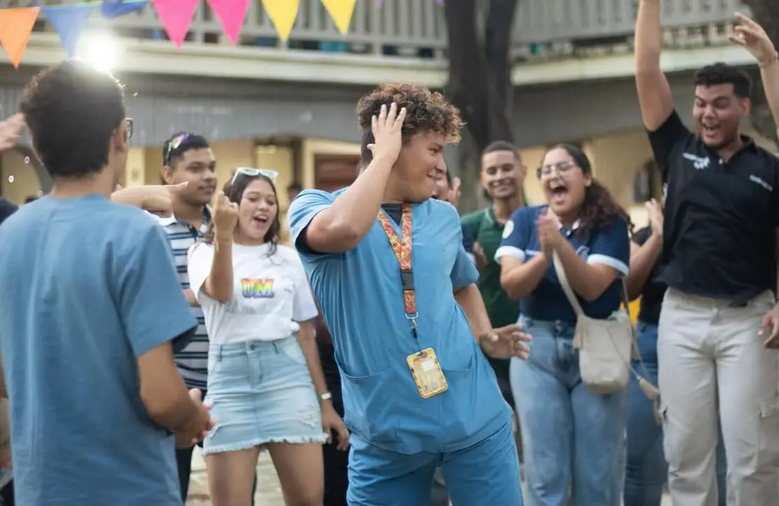 Estudiantes bailan y celebran en medio de una dinámica.